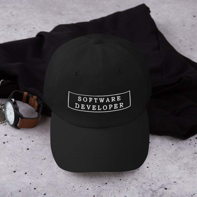 Puede incluir: Gorra de b&eacute;isbol negra con un rect&aacute;ngulo blanco bordado que dice "SOFTWARE DEVELOPER".