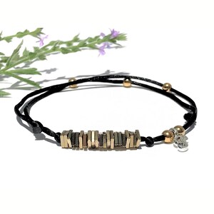 Pulsera personalizada de hilo negro: cuentas de hematita dorada, cordón sedoso ajustable, dije con inicial, pulsera para hitos