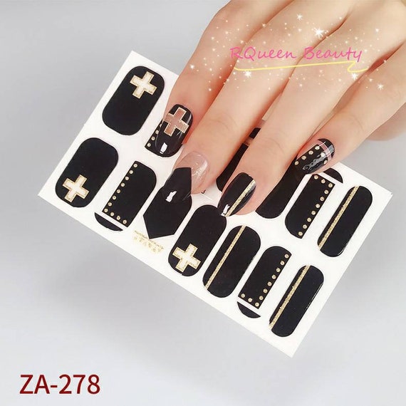 found this cute halloween nail art on 'nailzval' tik tok so excited to  recreate this design! 🕸🕷 : r/Nails
