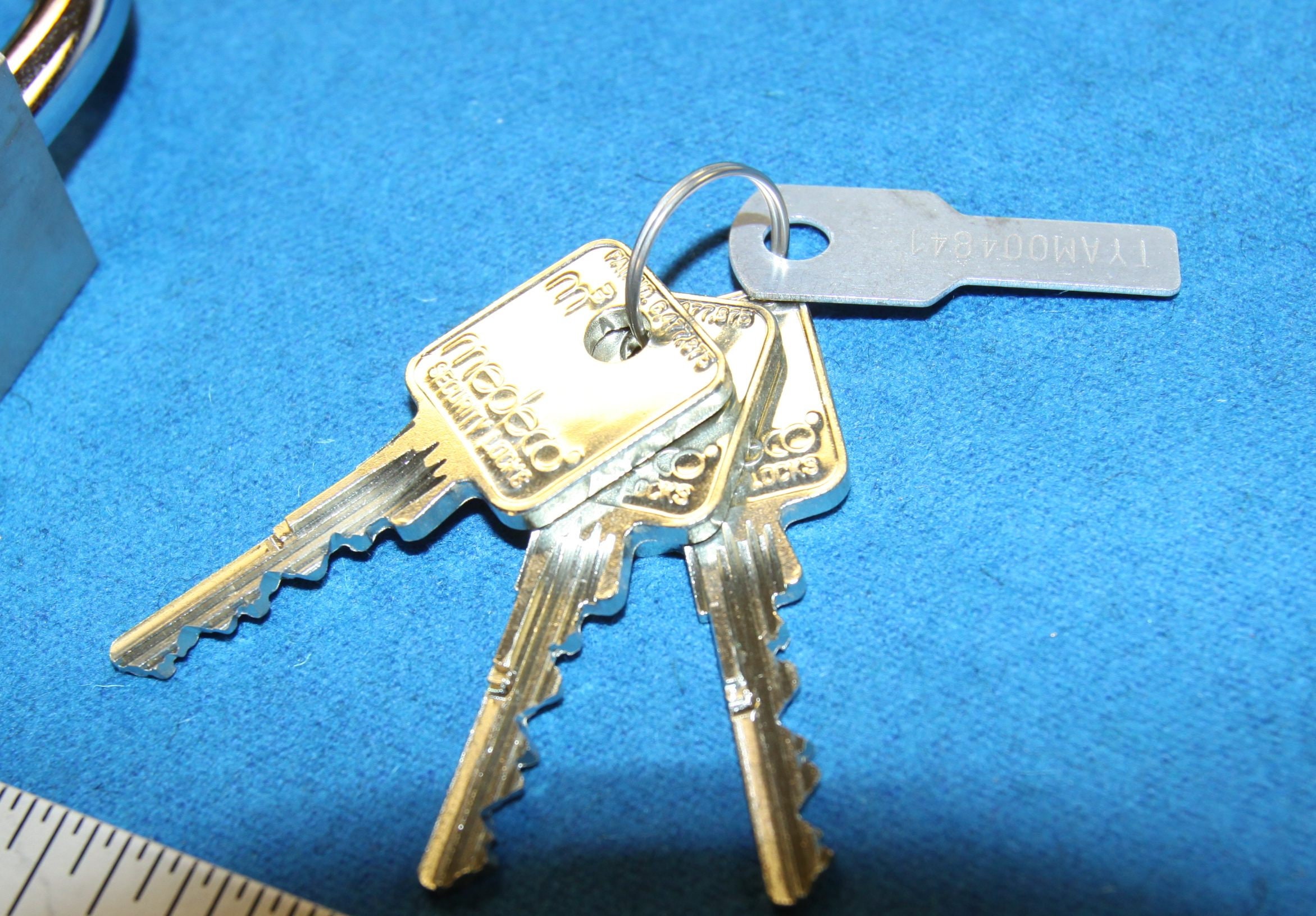 Cobra R Keys Cobra Padlock With a Medeco M3 Locking Cylinder and 3 Working Keys ...