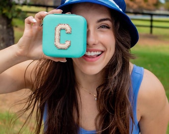 Joyero para dama de honor / Regalo personalizado / Graduación / Cumpleaños / Letra de chenilla / Estuche de viaje para joyas / Regalo para despedida de soltera