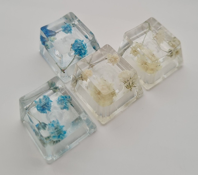 Keycaps of epoxy | Keycaps | Custom keycaps | Epoxy | Resin | Flower | Flowers | Gypsophila | Resinnous 