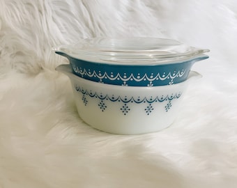 Vintage Schneeflockengirlande Pyrex Casserole 2er Set mit Deckel - 471 &472