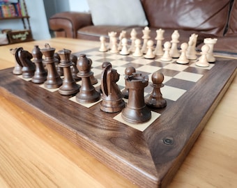 Schach Set aus Holz - Massive Nussbaum und Ahorn - Couchtisch Größe - Handgemachtes Brett