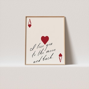 Trendy harten aas speelkaartposter met citaat 'I Love You to the Moon and Back' - retro muurkunst voor koppels. Een klik verwijderd om van jou te zijn!