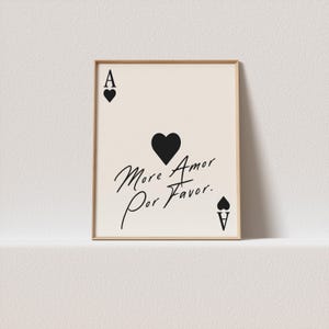 Poster trendy con carta da gioco Ace of Hearts e citazione 'More amor for favor' - Coppie di arte murale retrò. A un clic di distanza per essere tuo!