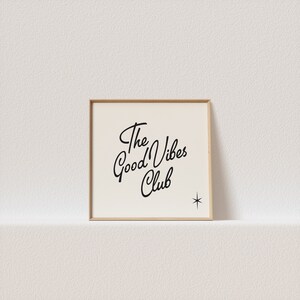 vierkante retroposter "The good vibes club" moderne typografie, een must voor je fotowand. Een klik verwijderd om voor altijd van jou te zijn!