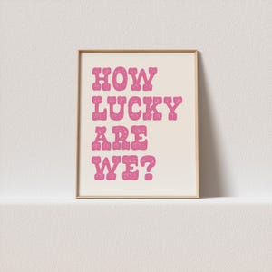 Arte de pared maximalista de vaquera costera: póster rosa con cita inspiradora "¿Qué suerte tenemos?" Arte de pared occidental de moda