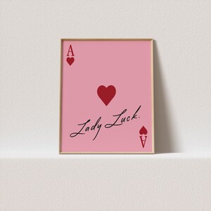Maximalist Dopamine Wall Art Decor - Trendy harten aas print met citaat - Lady luck - Roze muurkunst Een klik verwijderd om de jouwe te zijn!