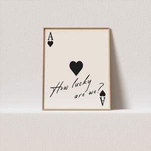 Carta da gioco con stampa asso di cuori Quanto siamo fortunati? Regalo di coppia per lui, regali per la fidanzata. Arte neutra per bambini Poster retrò d'amore.