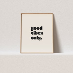 Impresión de arte retro "solo buenas vibraciones". Impresionante tipografía minimalista, debe tener para la pared de su galería. ¡A un clic de distancia para ser tuyo, para siempre!