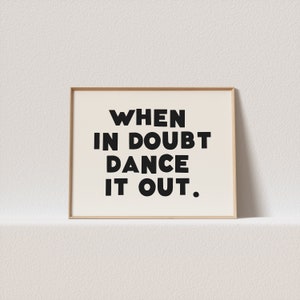 Querformatiger skurriler Druck &quot;When in Zweifel dance it out.&quot; Wonky Typografie, must have für deine Gallery Wall. Ein Klick entfernt, um für immer dein zu sein!