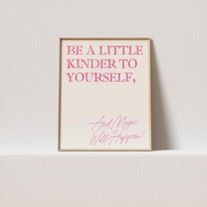 Póster rosa de estilo preppy para pared con la frase "Sé un poco más amable contigo mismo y la magia sucederá". Arte de pared para el baño con amor propio, decoración de afirmación positiva