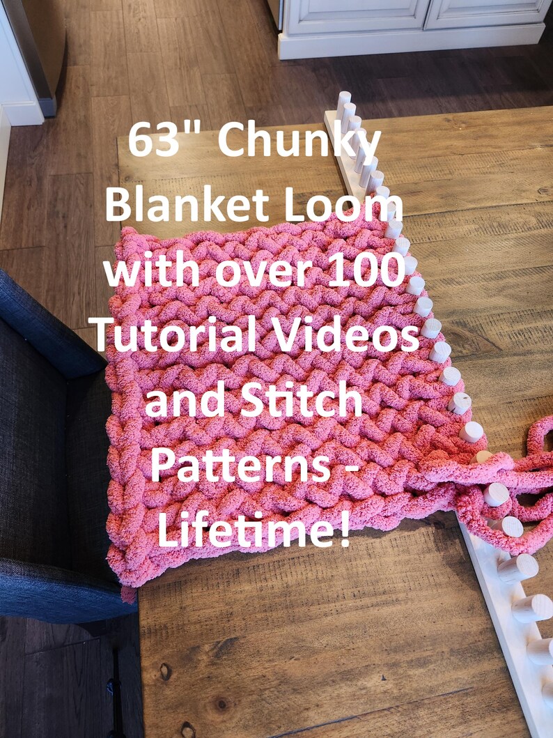 Peut inclure: Un plaid rose &eacute;pais sur un m&eacute;tier &agrave; tisser blanc. Le plaid mesure 160 cm. L'image contient le texte : "63" Chunky Blanket Loom with over 100 Tutorial Videos and Stitch Patterns - Lifetime!"