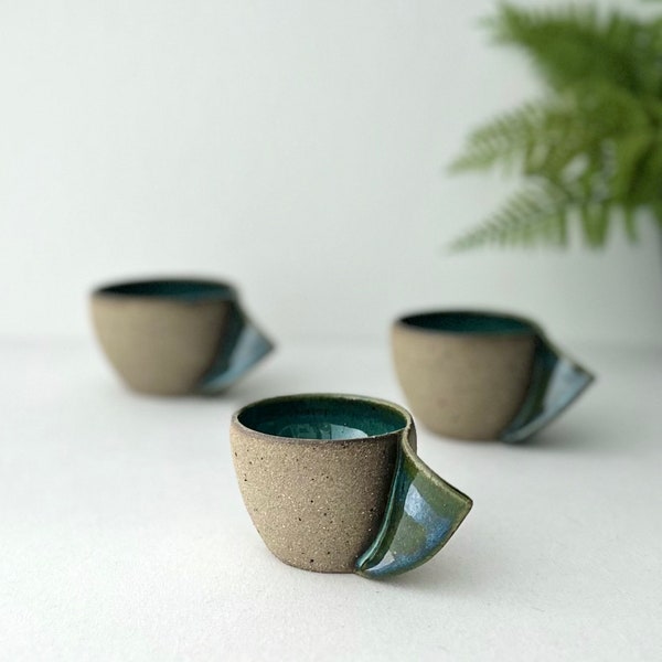 Taza de café minimalista verde, elegante taza de cerámica verde musgo, taza de café espresso doble hecha a mano, taza de té, regalo único de bienvenida