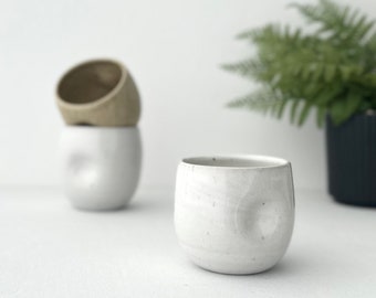 Handgemaakte keramische kop met kuiltjes: minimalistische moderne espressomok