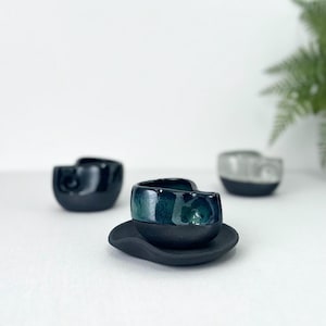 Handgjord svart keramikkopp med fat: Fingernypsdesign, minimalistisk hantverksmässig modern kopp