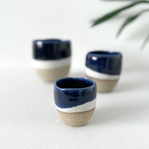 Vaso azul medianoche hecho a mano único, taza de café azul hecha a mano, juego de tazas de espresso, juego de tazas de cerámica minimalista, 2 oz, 3 oz, 6 oz, 80 oz
