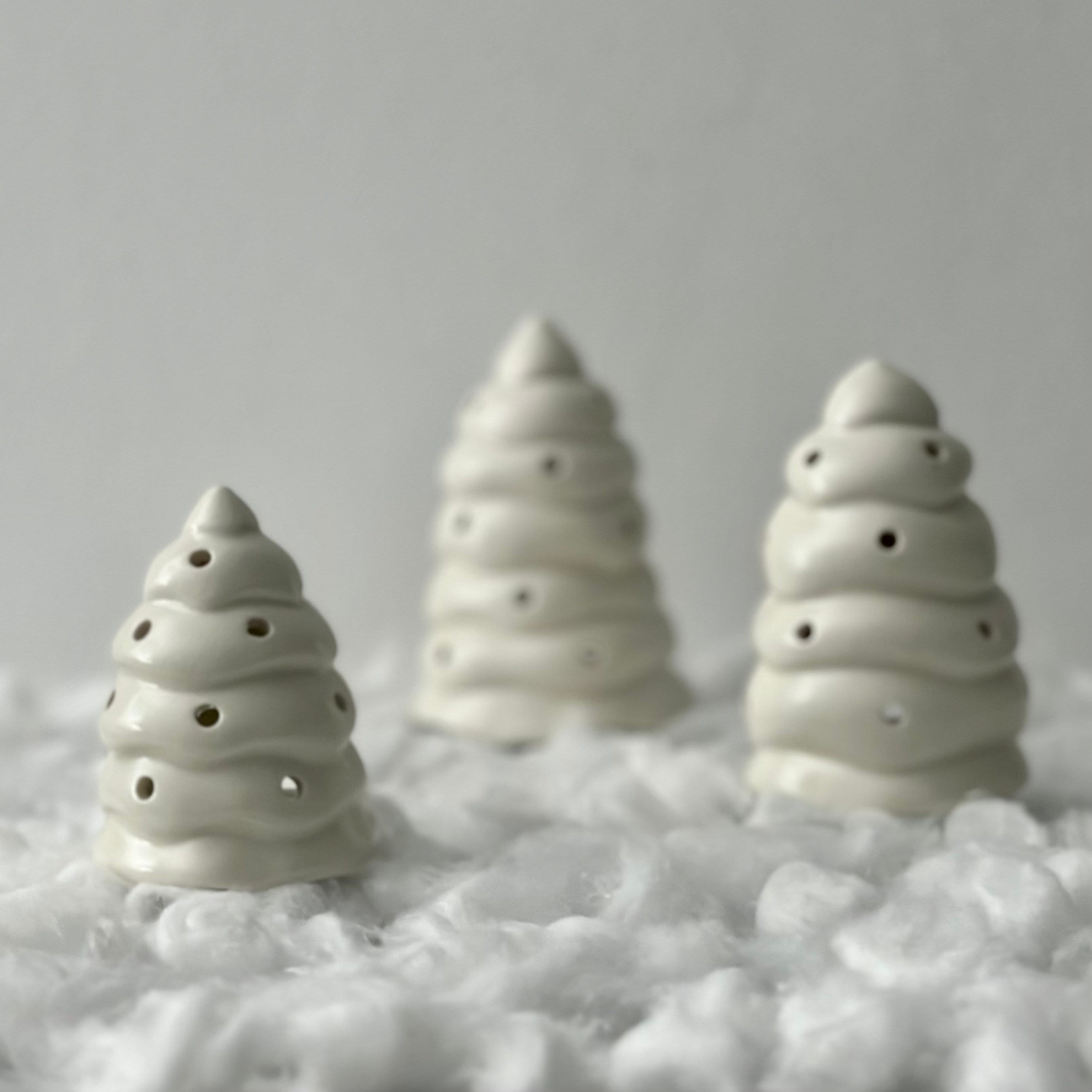 手作りの磁器製クリスマスツリーキャンドルホルダー：雪のような白い