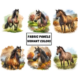 Op de afbeelding: Stoffpanelen met levendige kleuren met aquarel illustraties van paarden in verschillende poses. De paarden zijn afgebeeld in tinten bruin, beige en zwart, tegen een achtergrond van grasvelden en herfstbladeren.