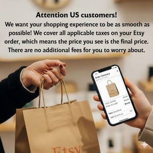 K&ouml;nnte beinhalten: Eine Person h&auml;lt eine braune Papiereinkaufstasche mit dem Etsy-Logo, und eine andere Person h&auml;lt ein Smartphone, das eine Bestell&uuml;bersicht anzeigt. Der Telefonbildschirm zeigt ein kleines Einkaufstaschensymbol. Der Text auf dem Bild lautet "Attention US customers!"