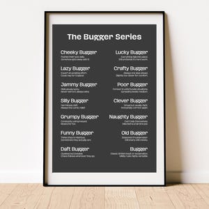 Könnte beinhalten: Gerahmter Druck mit dem Titel "The Bugger Series" mit dunklem grauem Hintergrund und weißem Text. Der Druck listet verschiedene "Bugger"-Typen auf, wie "Cheeky Bugger", "Lazy Bugger" und "Lucky Bugger". Der gerahmte Druck wird an einer weißen Wand angezeigt.