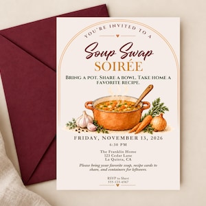 Op de afbeelding: Een crèmekleurige uitnodigingskaart voor een Soup Swap Soirée met een aquarelillustratie van een soeppan, knoflook, wortels en een ui. De tekst bevat evenementdetails, datum, tijd, locatie en RSVP-informatie, gecombineerd met een donkerrode envelop.