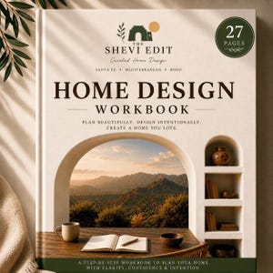 Op de afbeelding: Een 27-pagina tellend interieurontwerpwerkboek met een crèmekleurige kaft en de titel The Shevi Edit Home Design Workbook. De kaft toont een boogvenster met uitzicht op een berglandschap, een bureau met een open notitieboek en een kleine plank met decor.