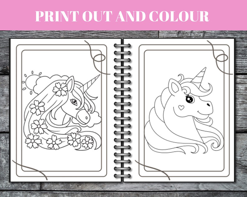 Peut inclure: Un livre de coloriage avec deux illustrations en noir et blanc de licornes. La premi&egrave;re licorne a des fleurs dans sa crini&egrave;re et un nuage derri&egrave;re elle. La deuxi&egrave;me licorne a un c&oelig;ur sur la joue. Le texte "IMPRIMER ET COLORIER" est en haut de la page.