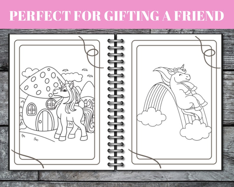Peut inclure: Un livre de coloriage avec deux pages pr&eacute;sentant des illustrations en noir et blanc d'une licorne. Une page montre une licorne debout &agrave; c&ocirc;t&eacute; d'une maison en forme de champignon, et l'autre page montre une licorne assise sur un arc-en-ciel.
