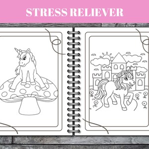 Peut inclure: Un livre de coloriage noir et blanc avec le texte "STRESS RELIEVER" sur la couverture. Le livre pr&eacute;sente deux pages avec des illustrations de licornes, l'une sur un champignon et l'autre devant un ch&acirc;teau.