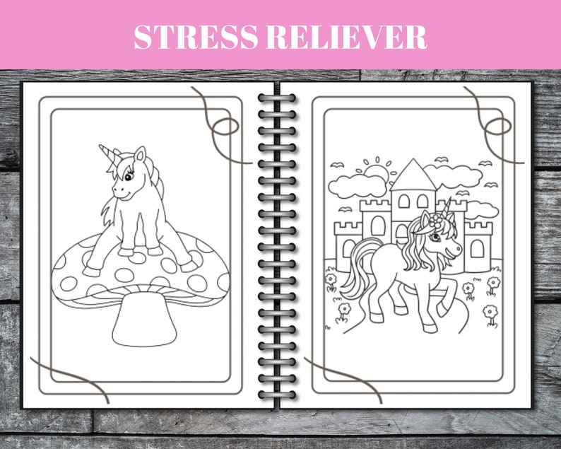 Peut inclure: Un livre de coloriage noir et blanc avec le texte "STRESS RELIEVER" sur la couverture. Le livre pr&eacute;sente deux pages avec des illustrations de licornes, l'une sur un champignon et l'autre devant un ch&acirc;teau.