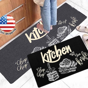 Peut inclure: Deux tapis de cuisine noirs et gris avec du texte blanc qui dit "kitchen" et "chop chop". Les tapis ont également un graphique d'un steak et d'un couteau avec le texte "Tout ce dont vous avez besoin est un couteau bien aiguisé".