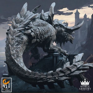 Puede incluir: Un modelo impreso en 3D detallado, gris, de una criatura similar a un dragón con una espalda espinosa y una cola larga. La criatura está posada sobre una superficie rocosa, con un castillo en el fondo.