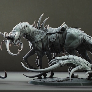 Puede incluir: Una figura esculpida detallada, de color gris, que representa una criatura monstruosa similar a un caballo, con una cola larga y rizada y una espalda llena de púas y armaduras. La criatura tiene un gran cuerno curvo en la cabeza y un conjunto de garras afiladas en sus patas delanteras.