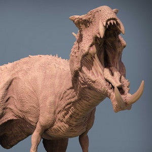 Puede incluir: Un modelo impreso en 3D detallado de un dinosaurio de color marrón claro, con una gran boca, dientes afilados y un cuerno en el hocico. El dinosaurio está de pie sobre una base rocosa y el texto "REPTILE'S BULWARK" está impreso debajo del dinosaurio.