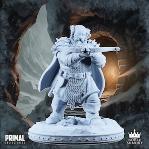 Könnte beinhalten: Eine weiß bemalte Miniaturfigur eines Zwergenkriegers, der eine Armbrust hält. Der Zwerg trägt eine Kettenrüstung und einen Umhang. Die Miniatur steht auf einem runden Sockel mit einer strukturierten Oberfläche.