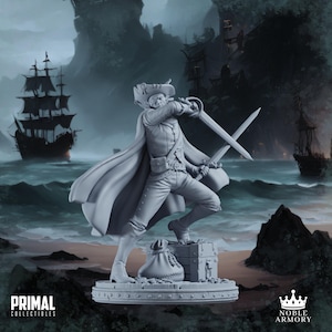 Puede incluir: Una figura miniatura pintada en gris de un pirata sosteniendo una espada, de pie sobre una base con un cofre del tesoro y una bolsa de monedas de oro. El pirata lleva una capa larga y un sombrero.