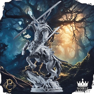 Peut inclure: Figurine grise détaillée d'une créature mythique, un centaure avec des bois, maniant des épées. La figurine est posée de manière dynamique, sur fond de forêt avec une lueur éthérée. La base est une structure sculptée en forme d'arbre.