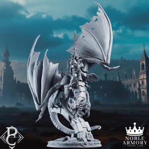 Könnte beinhalten: Detaillierte, graue Drachenfigur mit großen, strukturierten Flügeln und einem Reiter, der ein Schwert hält. Der Drache sitzt auf einem Steinsockel. Der Hintergrund zeigt ein Schloss und den Text "Noble Armory Print Lab".