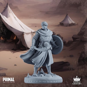 Può includere: Una statuetta in miniatura dipinta di grigio di un guerriero del deserto che indossa una tunica con cappuccio e tiene una scimitarra e uno scudo. La statuetta è in piedi su una base circolare con una superficie testurizzata.