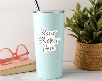 Mockup di adesivo per bicchiere termico, fotografia lifestyle (PNG)