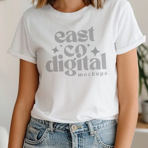 Puede incluir: Camiseta blanca con el texto "east co digital mockups" en una fuente retro.
