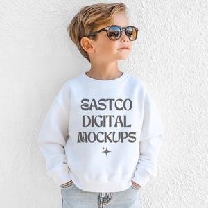 Maqueta de sudadera con cuello redondo blanca Gildan para niños Maqueta de modelo de moda juvenil 18000B Maquetas de impresión a pedido, maqueta de sudadera con cuello redondo blanca Gildan para jóvenes