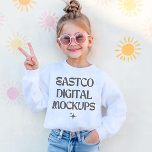Maqueta de sudadera con cuello redondo blanca Gildan para niños Maqueta de modelo de moda juvenil 18000B Maquetas de impresión a pedido, maqueta de sudadera con cuello redondo blanca Gildan para jóvenes
