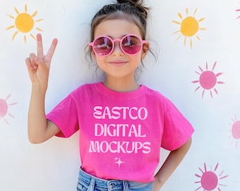 Maqueta de camiseta juvenil rosa neón de colores cómodos (PNG)