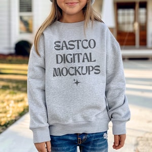 Maqueta de sudadera con cuello redondo Gildan para niños, gris deportivo, modelo juvenil 18000B, maquetas de moda, maquetas de impresión a pedido, maqueta de sudadera con cuello redondo Gildan para niños