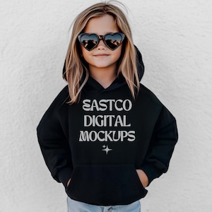 Maqueta de sudadera con capucha para niños Gildan negra para jóvenes 18500B Modelo de moda Maquetas de impresión a pedido, maquetas de sudadera negra para jóvenes Gildan para jóvenes