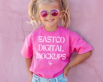 Maqueta de camiseta juvenil rosa neón de colores cómodos (descarga digital PNG)
