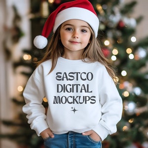 Maqueta de sudadera con cuello redondo blanca Gildan para niños Maqueta de modelo de moda juvenil 18000B Maquetas de impresión a pedido, maqueta de sudadera con cuello redondo blanca Gildan para jóvenes